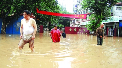居民家中游來5斤重大魚 南京江北這場(chǎng)大雨太意外了