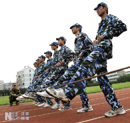 張家港邊檢站為駐地中小學新生義務(wù)軍訓