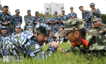 張家港邊檢站為駐地中小學新生義務(wù)軍訓
