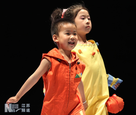 江蘇南通：“小不點(diǎn)”助陣大學(xué)生畢業(yè)時(shí)裝秀