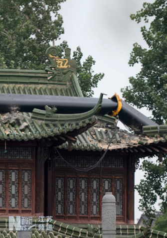 揚(yáng)州瘦西湖熙春臺(tái)飛檐被意外“砸傷”