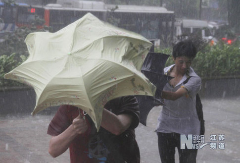 暴雨襲擊南京 多處道路嚴(yán)重積水