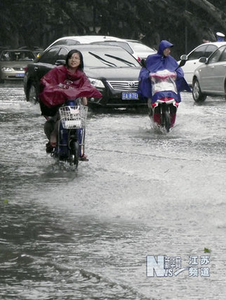 暴雨襲擊南京 多處道路嚴(yán)重積水