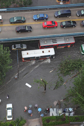 暴雨襲擊南京 多處道路嚴(yán)重積水