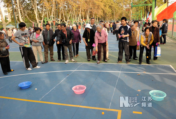 南京：退休老教師開心過(guò)重陽(yáng)