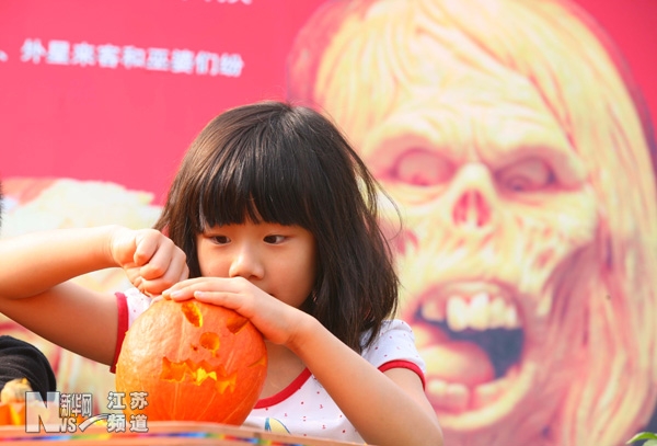 雕南瓜燈 迎萬(wàn)圣節(jié)