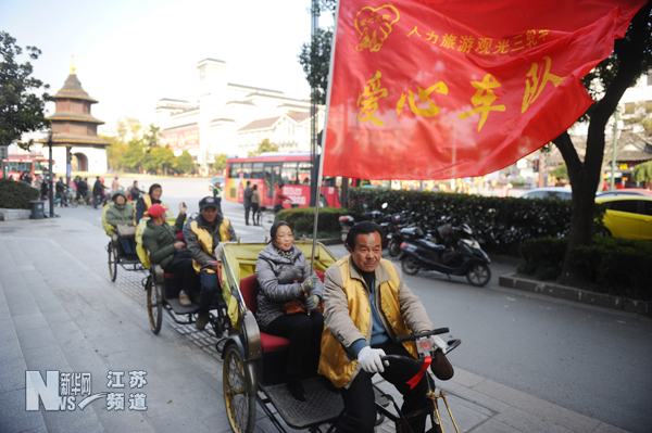 愛心三輪車隊帶孤殘老人逛揚(yáng)城