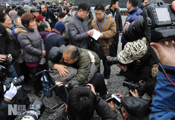 南京舉行國(guó)際和平集會(huì)悼念南京大屠殺30萬(wàn)同胞遇難75周年