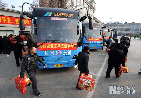 一批農民工坐上開往江蘇高郵方向的免費專車