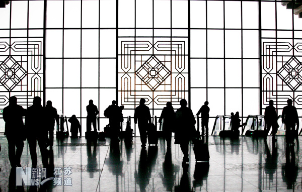 旅客在南京南站準備乘車返鄉(xiāng)
