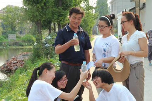 揚(yáng)州：“大學(xué)生村官助理”給農(nóng)民制定“職業(yè)坐標(biāo)”——揚(yáng)州大學(xué)：691個(gè)團(tuán)隊(duì)三下鄉(xiāng)，為新農(nóng)村建設(shè)打造 “職業(yè)農(nóng)民”