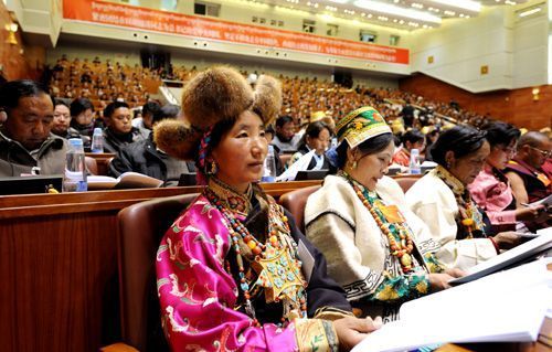 少數民族代表盛裝出席人大會議
