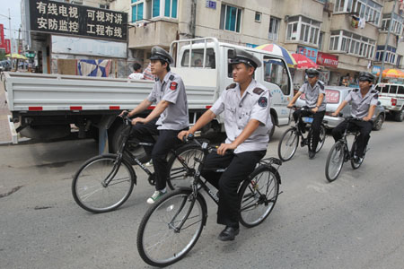 城管騎車(chē)執(zhí)法 百姓覺(jué)著挺親
