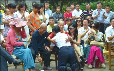 北大校長(zhǎng)返老家長(zhǎng)跪母親膝前祝壽 母子相擁灑淚