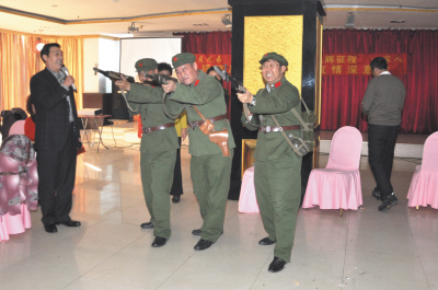老戰(zhàn)友來聚會紀(jì)念當(dāng)兵40年