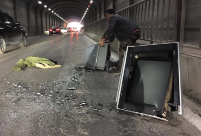 咣！隧道內掉倆電視機