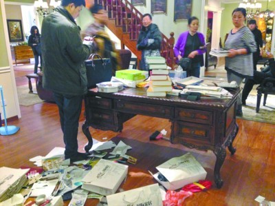 沈陽(yáng)：家具店老板失聯(lián) 顧客上門(mén)“哄搶”（圖）