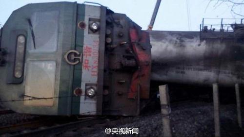 遼寧：超載大貨車(chē)撞翻11節(jié)火車(chē) 致錦承鐵路中斷
