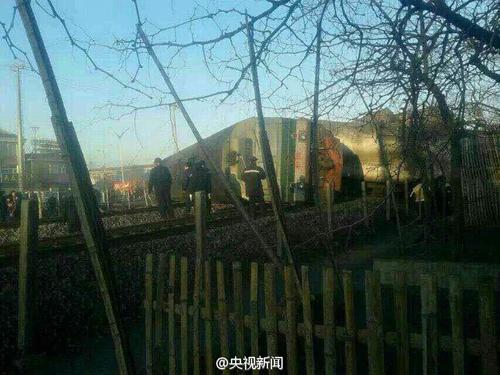 遼寧：超載大貨車(chē)撞翻11節(jié)火車(chē) 致錦承鐵路中斷