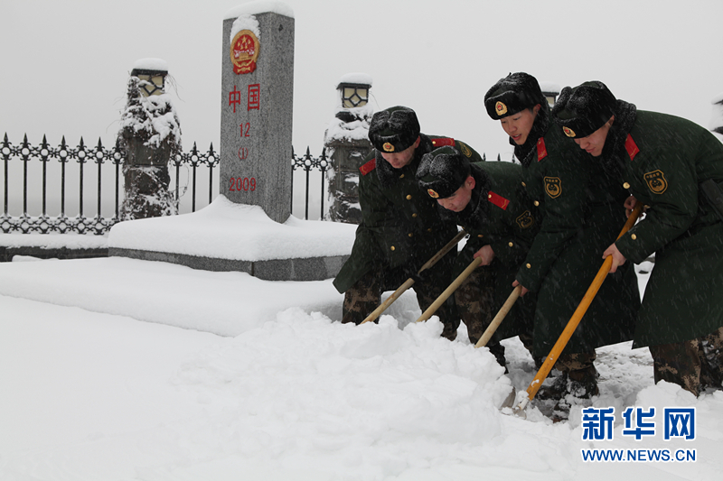遼寧丹東迎來羊年初雪 國(guó)門衛(wèi)士保障口岸通關(guān)