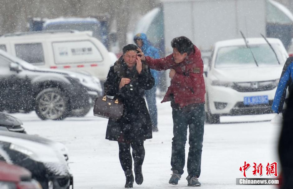 遼寧出現雨雪寒潮大風天氣 市民“武裝”出行