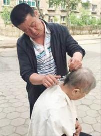 鞍山：“愛(ài)心理發(fā)師”二十年義務(wù)理發(fā)（圖）