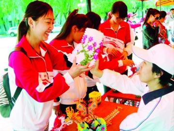 沈陽：智障殘疾者義賣 大學(xué)生搶購獻(xiàn)愛心（圖）