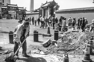 沈陽(yáng)：“文德坊”前安升降柱控制車輛（圖）