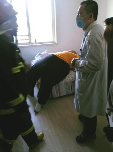 大連:430斤男子腦出血 消防合力抬出屋
