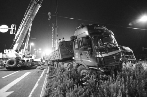 沈陽:70噸大貨壓扁電動三輪 兩人死亡(圖)
