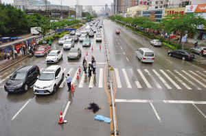 沈陽：八旬老太走斑馬線 被公交刮倒碾軋身亡（圖）