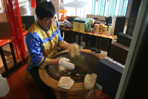 沈陽凱賓斯基飯店明前龍井炒茶節(jié)啟幕