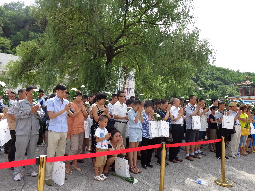 撫順民眾祭奠洪災(zāi)遇難同胞