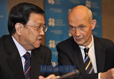 入世十年的十變、十案、十問