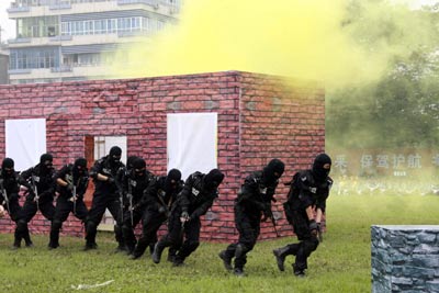 四川宜賓舉行反恐處突實(shí)戰(zhàn)演練　