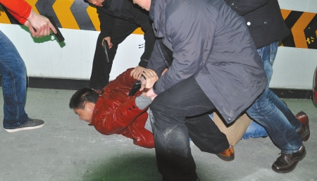 緝毒警故事:毒販門縫里舉槍頑抗 開價(jià)300萬求饒