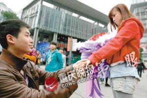 男子光棍節(jié)前花一個(gè)月工資租廣場屏幕向女友求婚