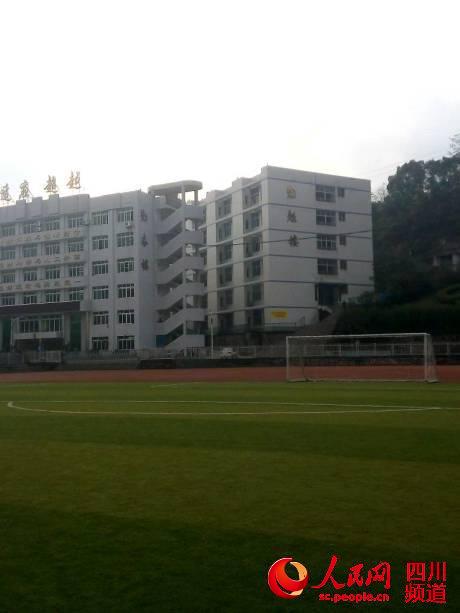 四川達州一女生校園教學樓墜樓 警方已介入調(diào)查
