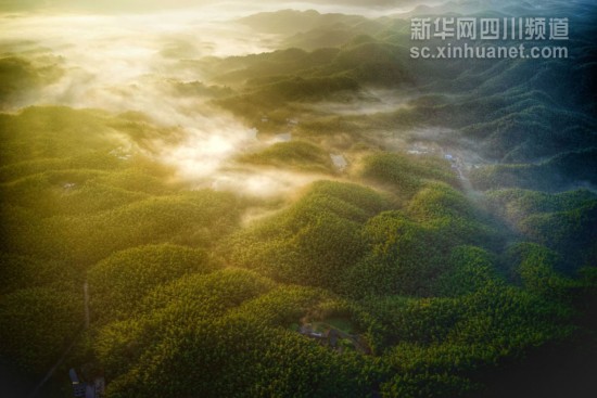 航拍：白云下的四川是這樣的！