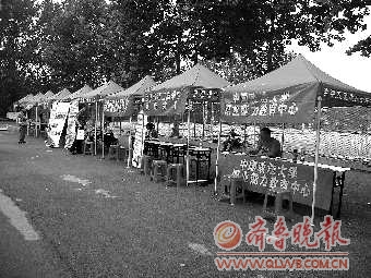 180分就能上大學(xué) 高校倒閉或?qū)⑻崆暗絹?/></p>

<p>近日，一場專門針對高考低分生開設(shè)的自考、成人教育等機(jī)構(gòu)選校咨詢活動現(xiàn)場冷清?；顒又鬓k方分析，人流減少與高考生源下降和錄取分?jǐn)?shù)線降低有關(guān)。楊凡 黃羽萱 攝</p>

<p>180分，就能上大學(xué)</p>

<p>2011年，山東高考?？贫顖笾驹纲Y格線和錄取線均為180分。據(jù)統(tǒng)計，自去年我省?？贫?jǐn)?shù)線首次降低到200分以下，今年的180分再創(chuàng)歷史新低。</p>

<p>空前降低的分?jǐn)?shù)線讓一些低分考生心中竊喜，也立即引發(fā)熱議，讀者、網(wǎng)友紛紛對較低的分?jǐn)?shù)線表現(xiàn)出擔(dān)憂。</p>

<p>山東煙臺的網(wǎng)友“王曉岸”算了一筆賬，“以普通高考滿分750分計，180分的資格線僅占總分的24%。這是喜劇還是悲劇？”網(wǎng)友“悟性”則表示，“本人當(dāng)年高考400多分，專科都望塵莫及，不怪生不逢時，實為現(xiàn)在的教育擔(dān)憂。”</p>

<p>據(jù)了解，今年其他省份也出現(xiàn)了較低的專科錄取分?jǐn)?shù)線。如安徽省最低錄取控制分?jǐn)?shù)線劃到了200分，同時線下20分之內(nèi)的考生均可填報降分征集志愿；另外，山西省普通高校招生?？?高職)第三段錄取控制線甚至降到了150分。</p>

<p>記者采訪的高校招生部門和教育主管部門負(fù)責(zé)人均認(rèn)為，高招錄取?？品?jǐn)?shù)線的降低對學(xué)生而言帶來了更多讀大學(xué)的機(jī)會，是件好事。</p>

<p>“目前我們的高等教育走到了大眾化向普及化發(fā)展的轉(zhuǎn)折點?！笔〗逃龔d高教處處長宋伯寧介紹，國際上的通行標(biāo)準(zhǔn)是，適齡青年毛入學(xué)率達(dá)到15%以上即為進(jìn)入高等教育大眾化階段，目前我省適齡青年毛入學(xué)率為28%?！拔沂≈虚L期教育發(fā)展規(guī)劃制定的目標(biāo)是，到2020年普及高等教育，適齡青年毛入學(xué)率達(dá)到50%。屆時，只要愿意、有能力接受高等教育的就能接受高等教育?！彼尾畬幷f。</p>

<p>公辦高校也鬧生源荒</p>

<p>雖然錄取線降到180分的歷史新低，但?？贫稒n表反映出來的另一個現(xiàn)象，卻讓許多專科二批招生院校感到尷尬。</p>

<p>省招考院公布的?？贫恢驹竿稒n表顯示，省內(nèi)外百余所院校投檔線在200分以下，其中省內(nèi)40所院校投檔線僅為180分。</p>

<p>記者統(tǒng)計還發(fā)現(xiàn)，有36所投檔線為180分的院校一志愿沒有“吃飽”，這就意味著，考生只要達(dá)到180分且第一志愿填報這些院校，基本上就能被錄取。這36所院校，以公辦或民辦的高職院校為主。</p>

<p>與往年投檔情況不同的是，今年不少公辦高職和公辦本科層次院校的專科二批招生計劃也開始“吃不飽”。山東科技大學(xué)、煙臺大學(xué)、泰山醫(yī)學(xué)院、魯東大學(xué)、臨沂大學(xué)等院校的?？贫恢驹竿稒n線也在200分以內(nèi)，有的還踩在180分上。?？贫谝淮握骷驹负?，雖然缺額較多的主要是民辦高職院校，但文理科均出現(xiàn)了缺額計劃500人以上的公辦高職院校。</p>

<p>“今年的生源危機(jī)在預(yù)料之中，但沒想到這么嚴(yán)重?！笨吹綄？贫恢驹竿稒n結(jié)果之后，東營職業(yè)學(xué)院招生就業(yè)處處長張汝山倒吸一口涼氣。張汝山說，他給全省公辦職業(yè)院校的一志愿投檔滿足率情況排了“名次”：東營職業(yè)學(xué)院文理科總計招生3800余人，一志愿投出后缺額900余人，排名第六。</p>
</div>
</div>

<div width=