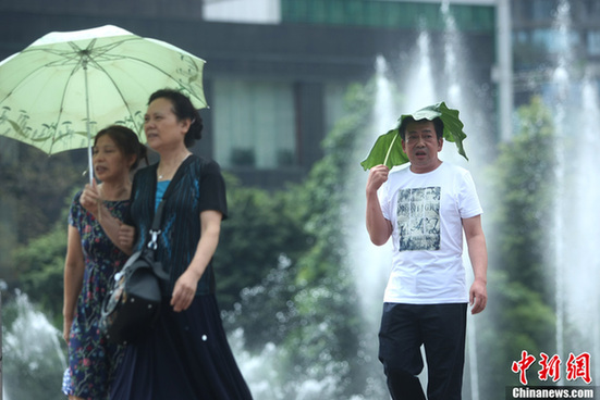 多地遭遇高溫天——青島海濱浴場成“人海”