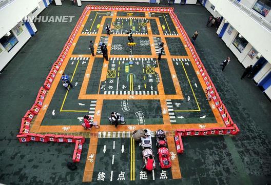 濟(jì)南小學(xué)生校園內(nèi)體驗交通實踐