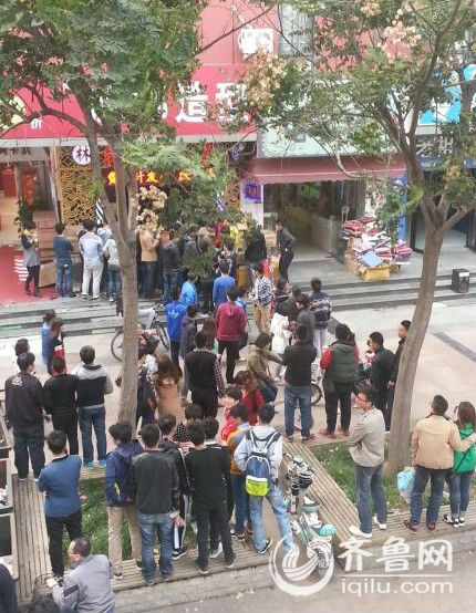 網(wǎng)友稱濟(jì)南長(zhǎng)清大學(xué)城一黑發(fā)廊被砸 警方：正在調(diào)查