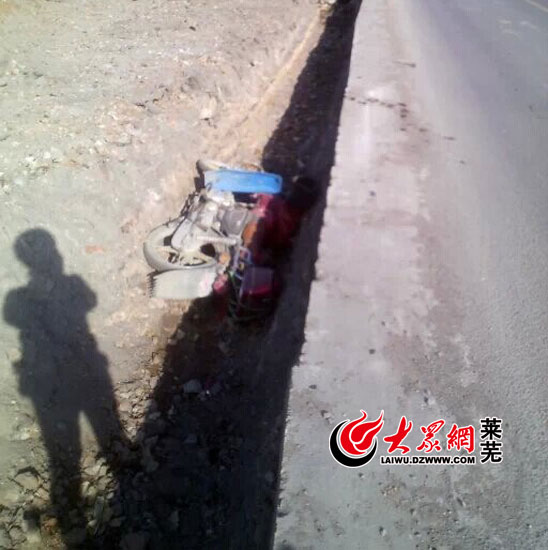 修路未設提示牌 萊蕪一摩托車側(cè)翻入溝