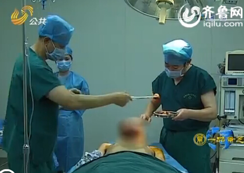 濟南：男子嘴唇長瘤50年未醫(yī)治 唇部腫脹比臉大