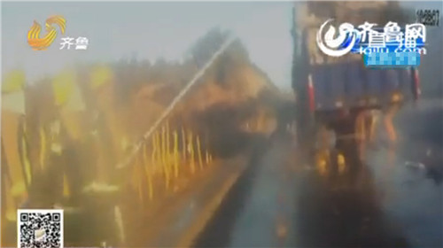 煙臺(tái)：大貨車(chē)裝載35噸廢紙半路起火 致高速堵車(chē)兩公里