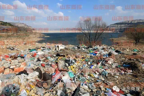 濟(jì)南臥虎山水庫(kù)成垃圾場(chǎng) 上游農(nóng)家樂(lè)污水流進(jìn)水庫(kù)