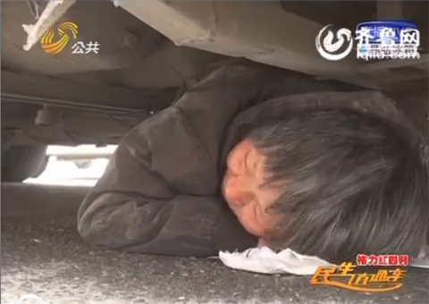 濟(jì)南泉城廣場頻見老人鉆車底 原是受騙“求關(guān)注”