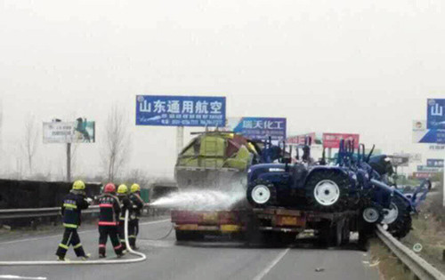 青銀高速濟(jì)南段化學(xué)品罐車泄漏 10輛消防車現(xiàn)場救援