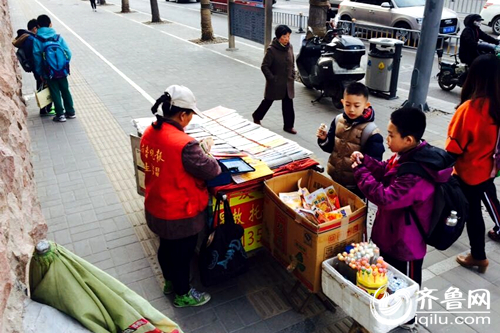 調(diào)查:濟(jì)南小學(xué)生扎堆零食攤 “五毛錢(qián)”辣條糖果熱銷(xiāo)